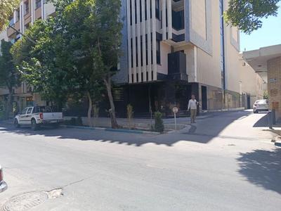 همکف ۳۰۰متری باغدریاچه با۱۰۰متر حیاط اختصاصی در اصفهان