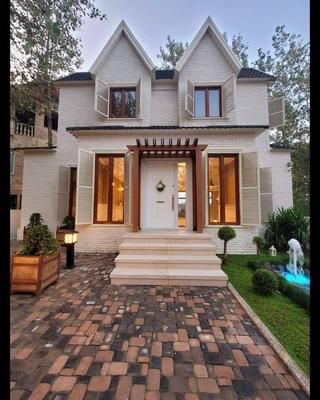 عمارت رویایی نماانگلیسی واقع در مجتمع خصوصی سنددار در نور