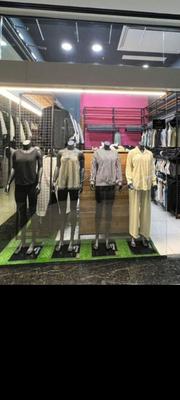 نشسته استاده مانکن در قدس