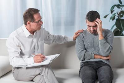 بعضی مشکلات رو نمی‌شه به هر کسی گفت اینجا با خیال راحت حرف بزن