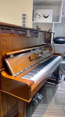 Piano falcon فالکن در اصفهان