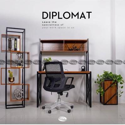 میز تحریر دیپلمات در قم