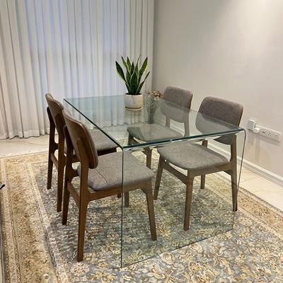 میز شیشه ای ناهار خوری در باغستان
