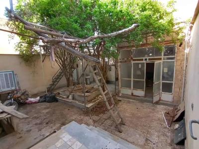منزل حیاط دار قدیمی - 230متر زمین در 2 طبقه در قم